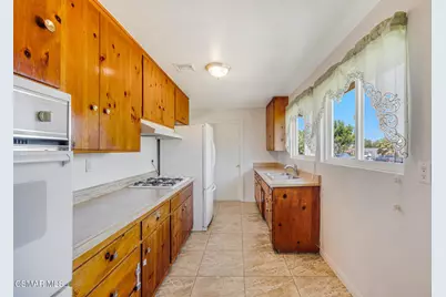 912 Calle Tulipan, Thousand Oaks, CA 91360 - Photo 2