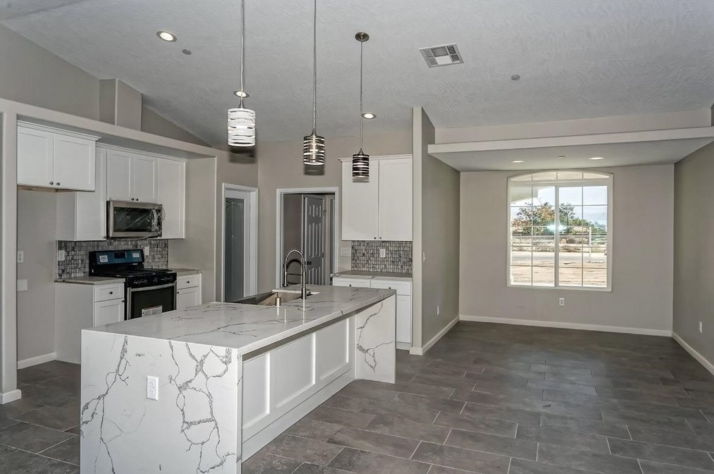 11875 I Ave, Hesperia, CA 92345-4901