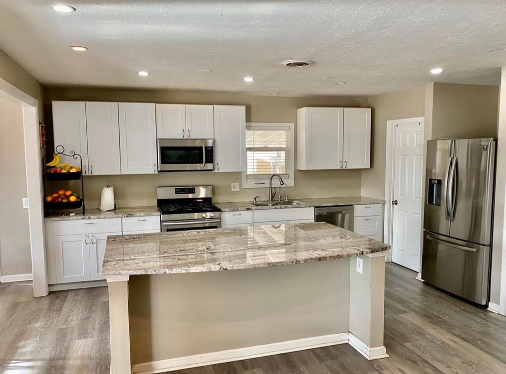 8570 8th Ave, Hesperia, CA 92345-3905