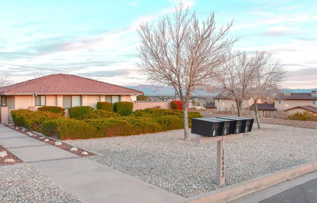 16443 Apple Valley Rd, Apple Valley, CA 92307
