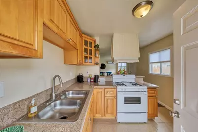 311 W Walnut Avenue, Monrovia, CA 91016 - Photo 10