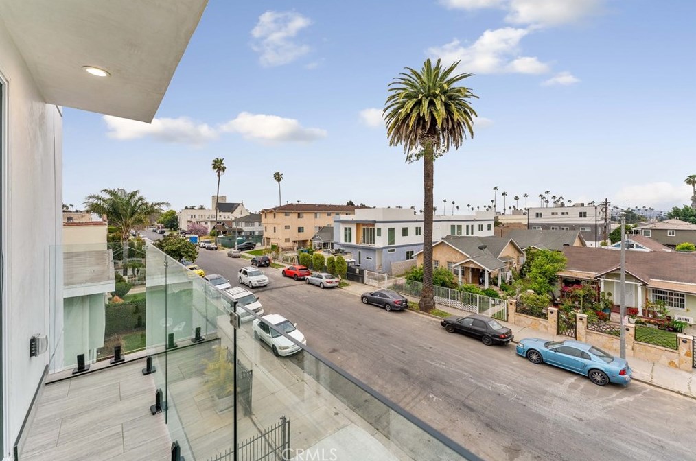 4559 18th St, Los Angeles CA  90019-5843 exterior