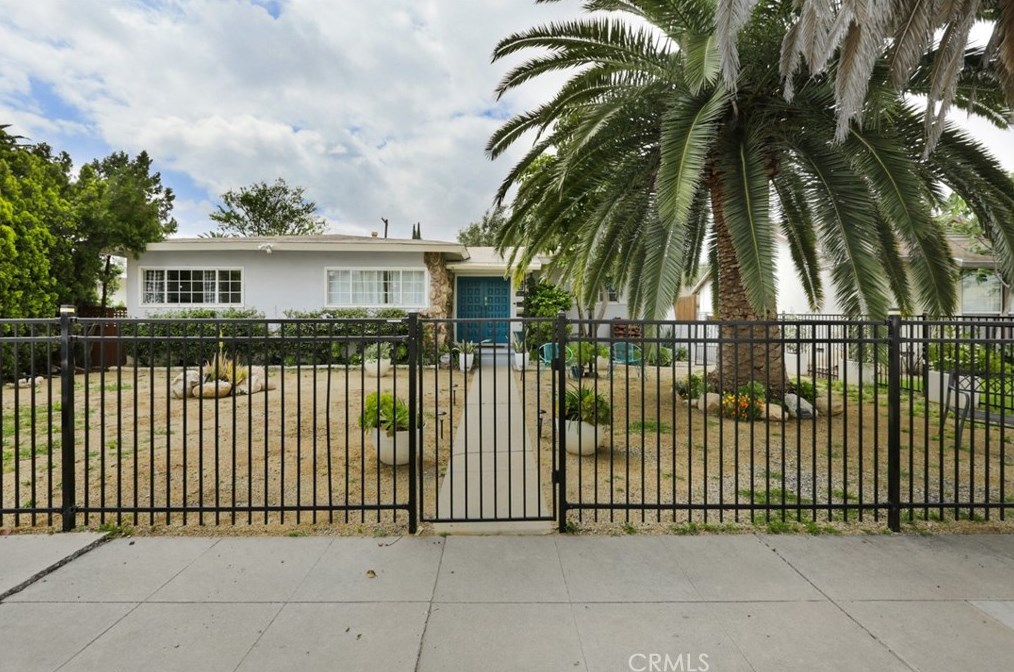 19048 Victory Blvd, Los Angeles, CA 91335-6448