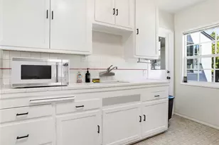 228 N Beachwood Dr, Burbank, CA 91506 - Photo 16