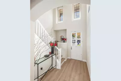 23301 Montecito, Valencia, CA 91354 - Photo 4