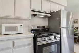 921 E Elmwood Ave, Burbank, CA 91501 - Photo 6