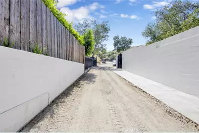 10200 Willow Springs Lane, Sunland, CA 91040 - Photo 28