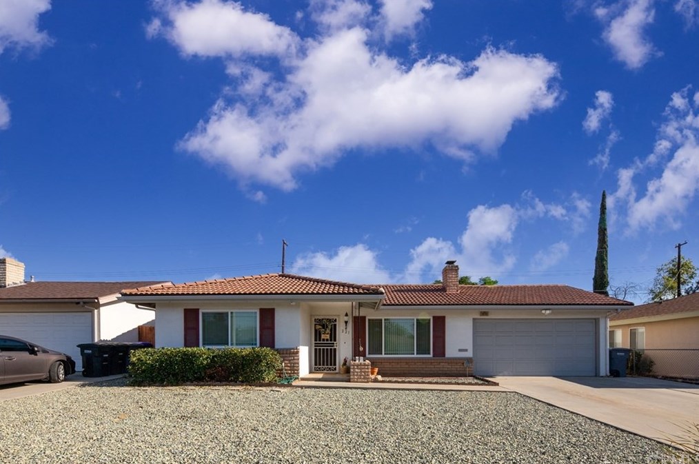 221 Jade Dr, Hemet, CA 92543-7927