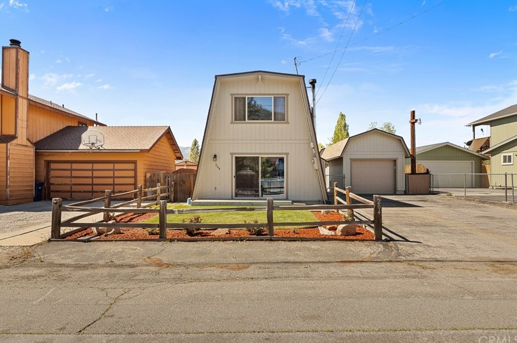 204 E Cinderella Dr, Big Bear City, CA 92314