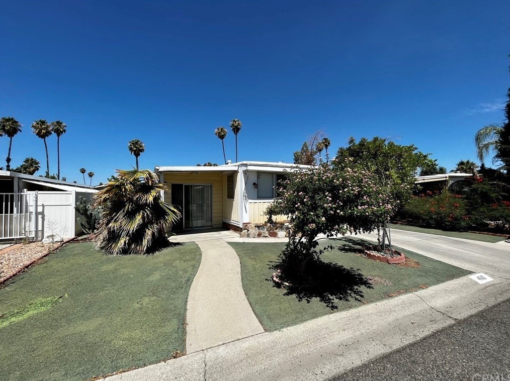 460 Santa Clara Cir, Hemet, CA 92543-6934