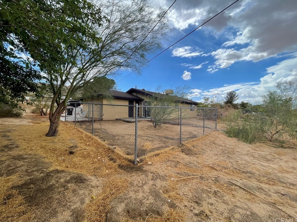 60450 Latham Trl, Joshua Tree CA 92252-2815 exterior