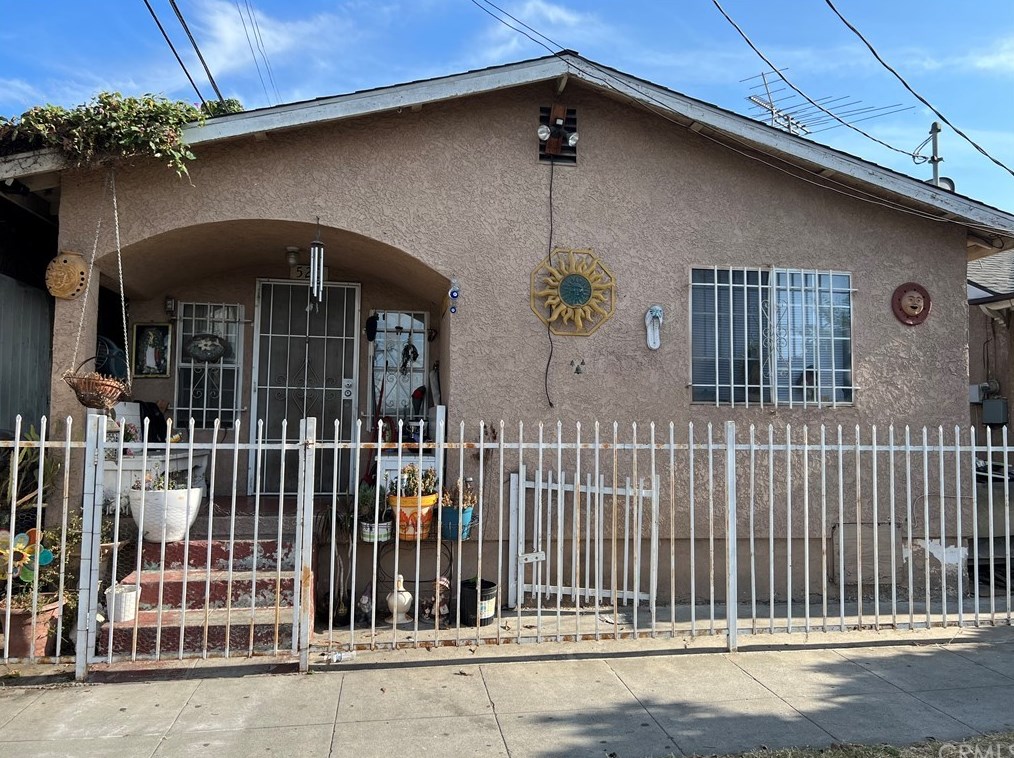 6800 Denver Ave, Los Angeles, CA 90044-6225
