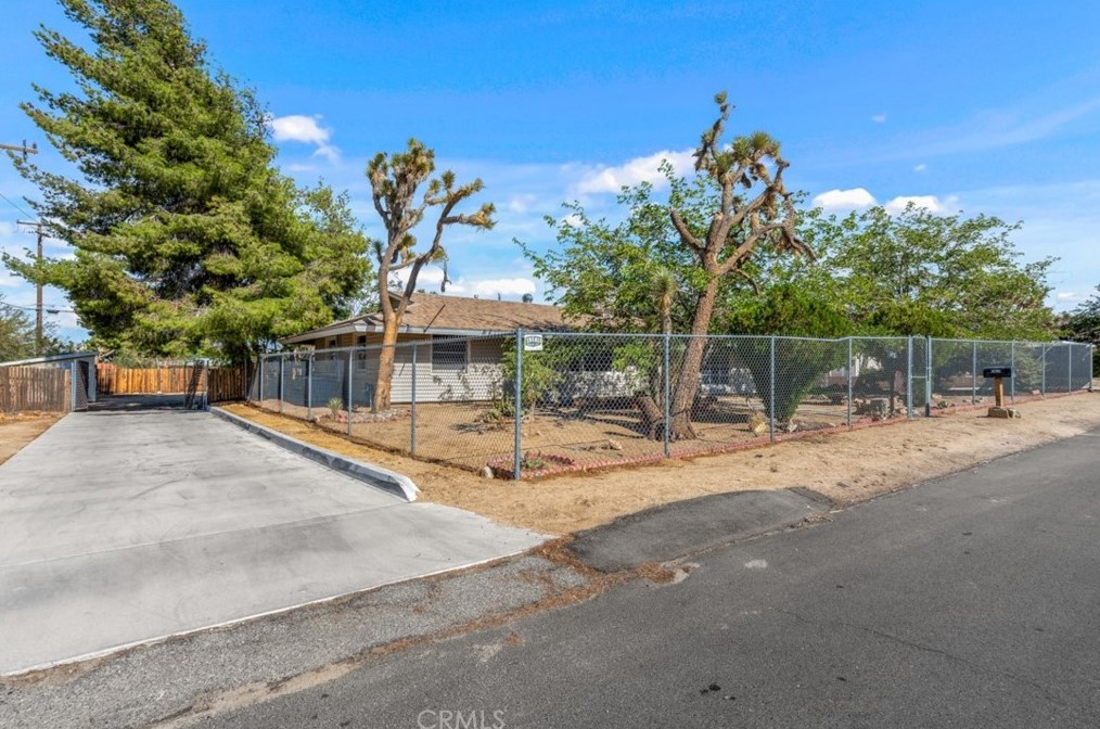 7437 Elata Ave, Yucca Valley, CA 92284-3738