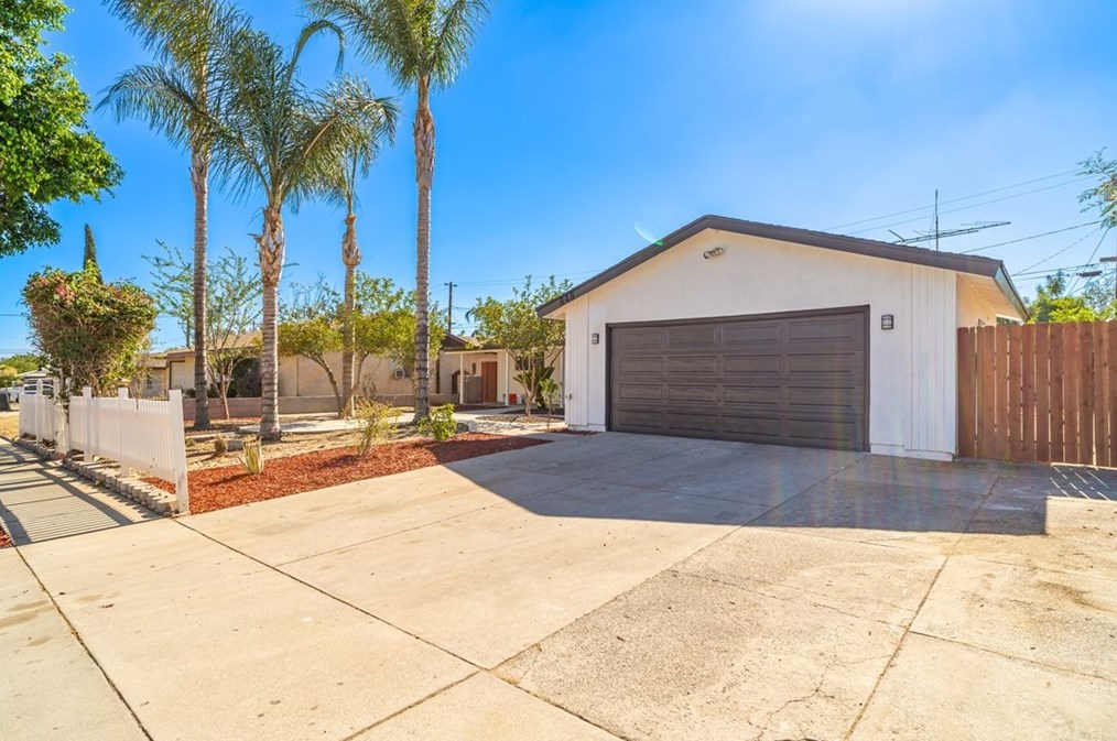 848 Forest Ave, Bloomington, CA 92316-1216