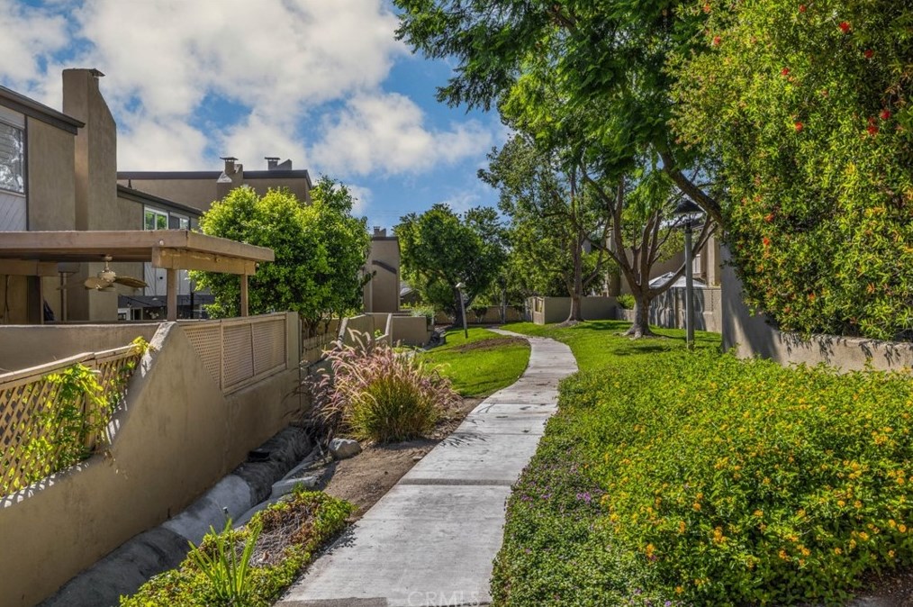 693 Parkwood Ln, Pomona, CA 91767-1208