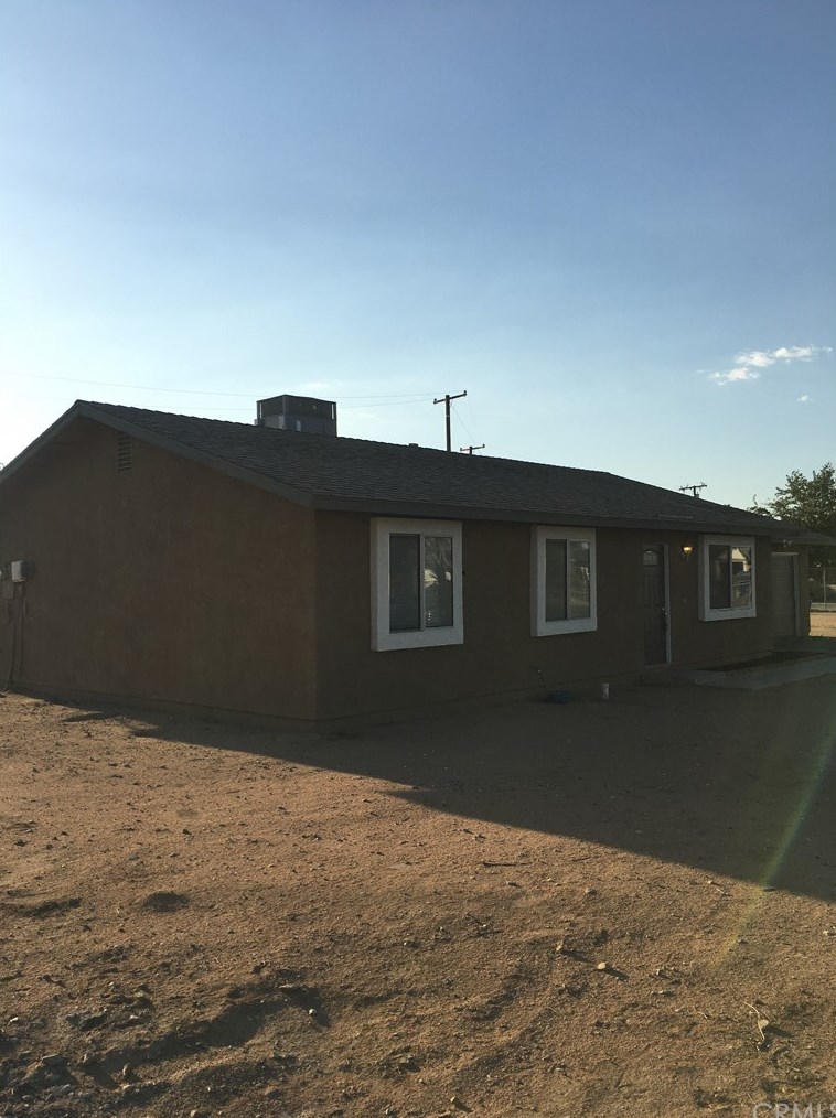 16654 Pawnee Rd, Apple Valley, CA 92307-7107