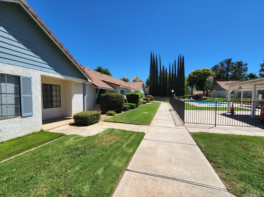 20 Dearborn Cir, Redlands, CA 92374