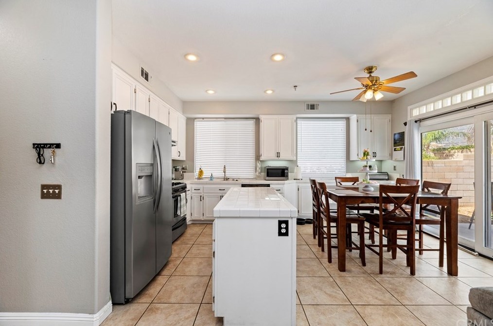 14938 Fox Rdg Dr, Fontana CA 92336-1103 exterior