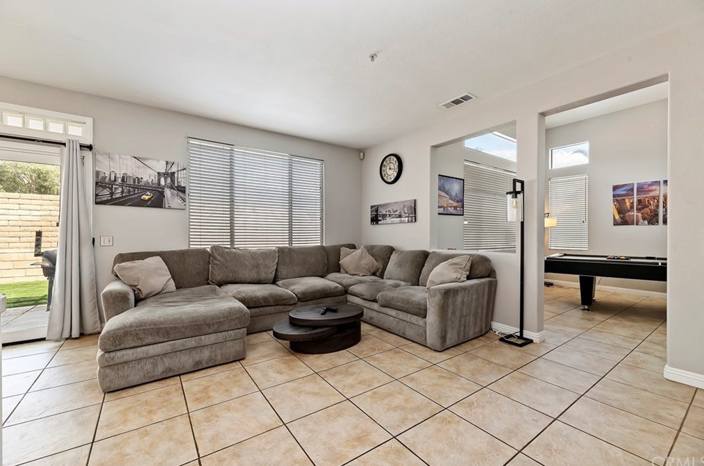 14938 Fox Rdg Dr, Fontana CA 92336-1103 exterior