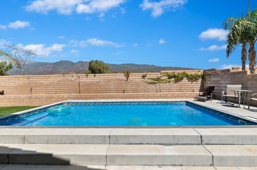 14938 Fox Rdg Dr, Fontana CA 92336-1103 exterior