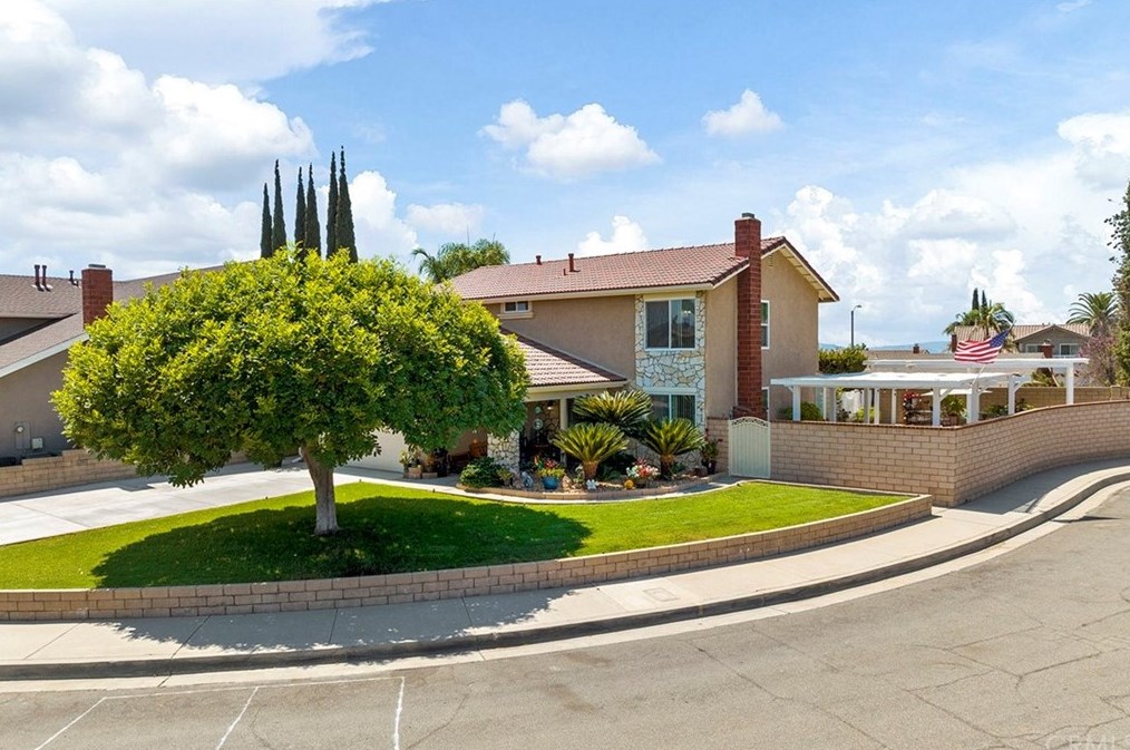 1801 Wellspring Dr, Pomona, CA 91765-2760