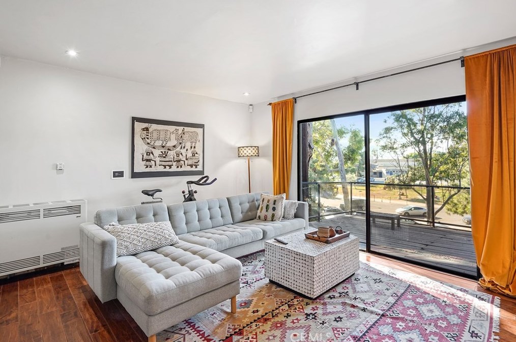 811 Maltman Ave, Los Angeles CA  90026-2711 exterior