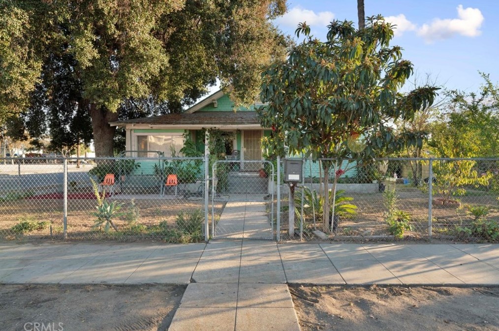 490 4th St, Pomona, CA 91766-1914