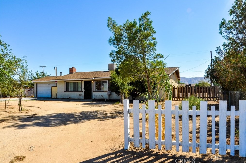 22261 Kayenta Rd, Apple Valley, CA 92308-7328
