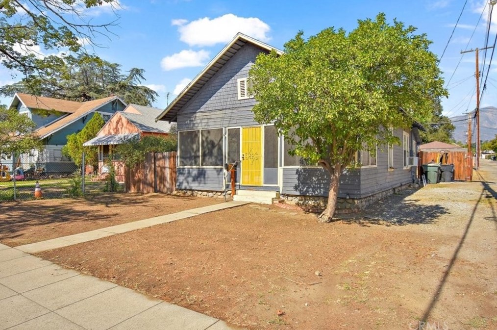 61 W 9th St, Upland, CA 91786