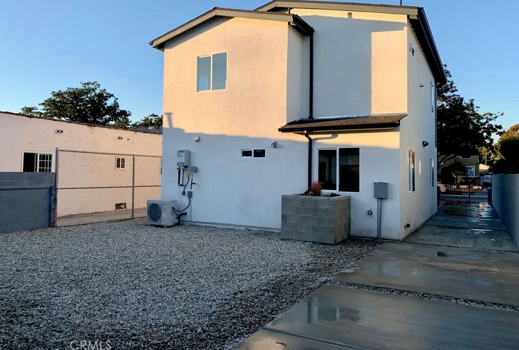 438 90th St, Los Angeles, CA 90003-3804