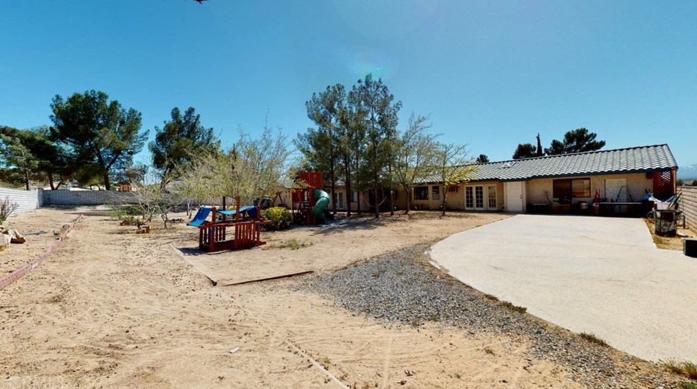 14795 Apple Valley Rd, Apple Valley CA  92307-5105 exterior