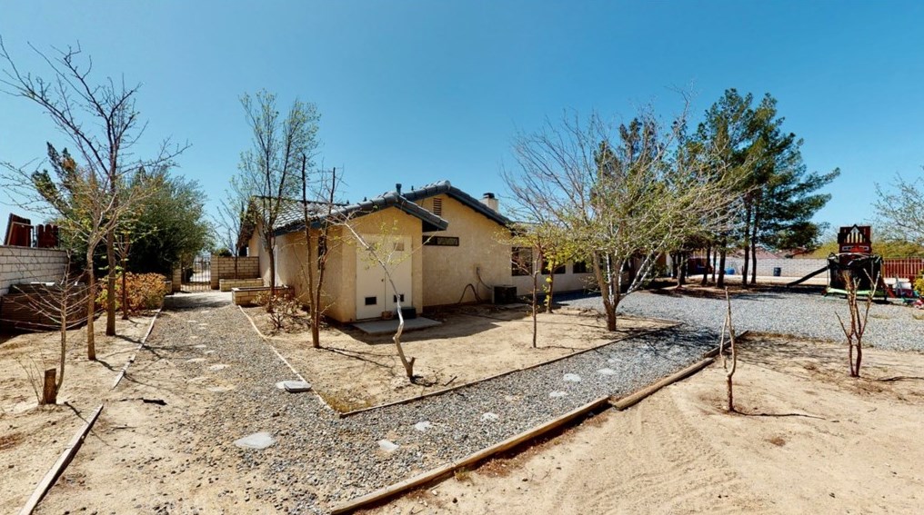 14795 Apple Valley Rd, Apple Valley CA  92307-5105 exterior