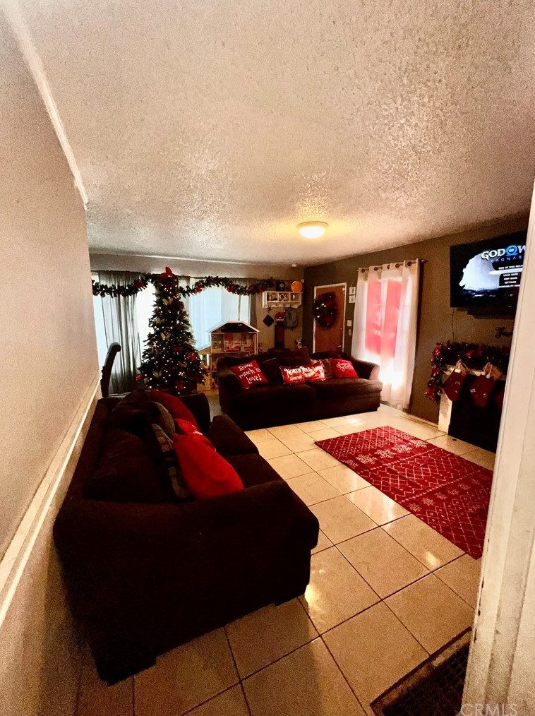 2275 Kathryn Ave, Pomona CA  91766-6325 exterior