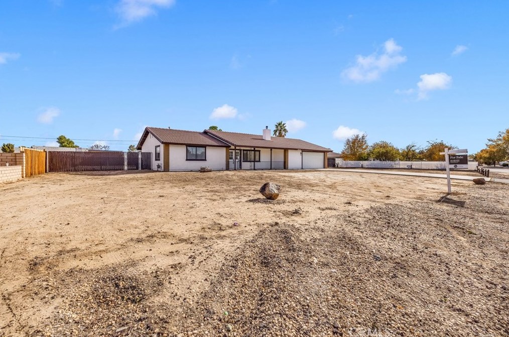 14111 Ivanpah Rd, Apple Valley, CA 92307-5938