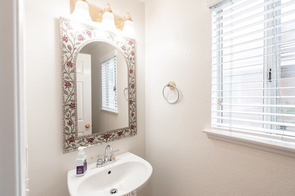 15029 Fox Ridge Dr, Fontana CA  92336-1101 exterior