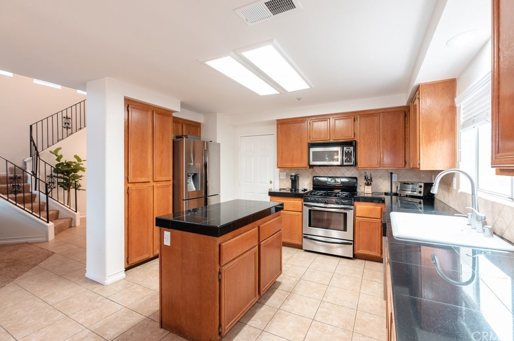 15029 Fox Ridge Dr, Fontana CA  92336-1101 exterior