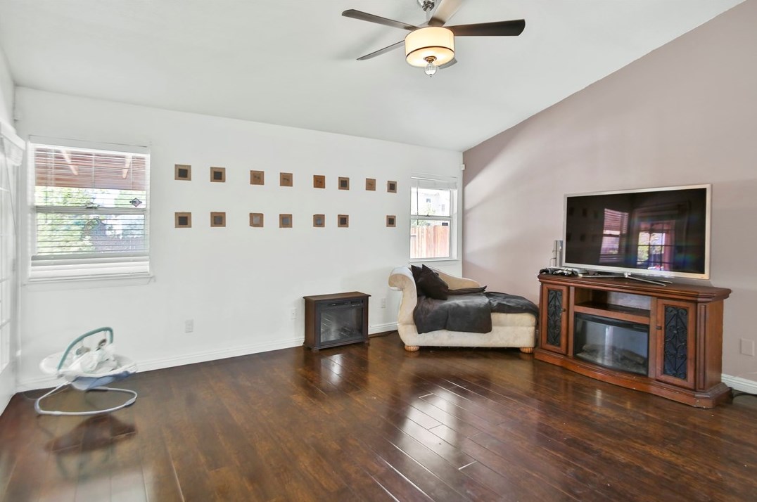 12390 Iroquois Rd, Apple Valley CA  92308-6890 exterior