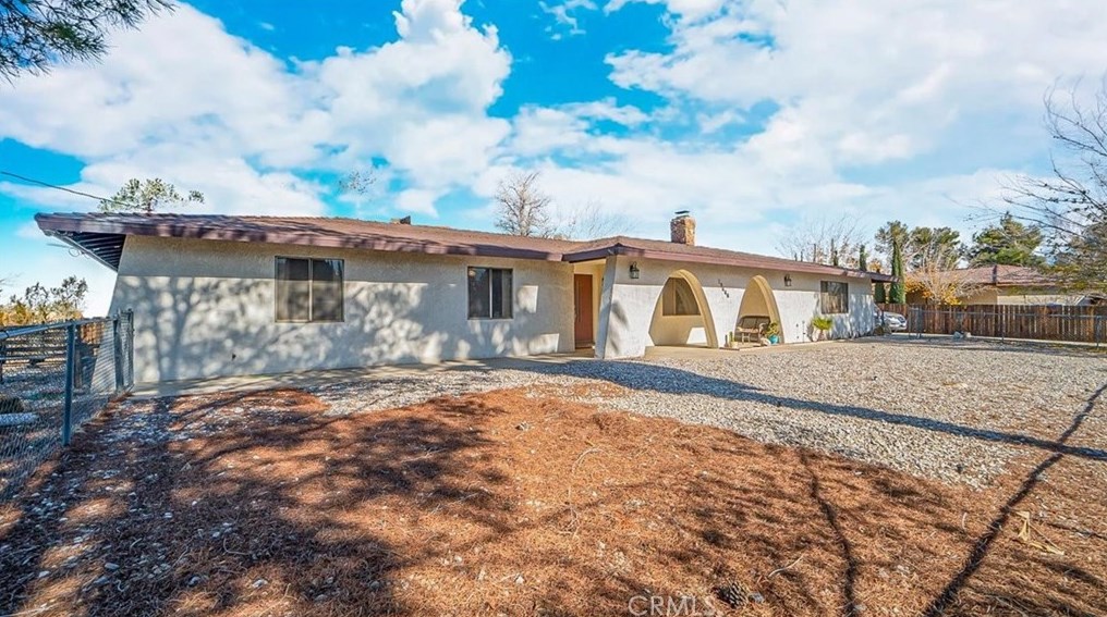 19666 Crest Dr, Apple Valley, CA 92307-5432