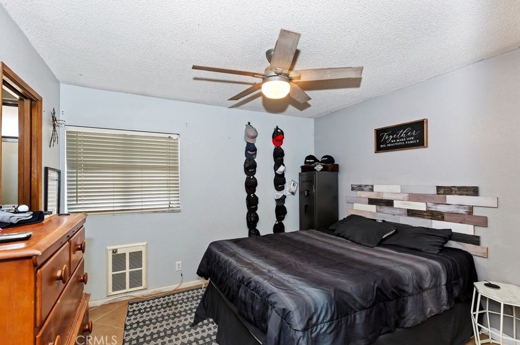 17991 Palm Dr, Hesperia CA  92345-6952 exterior