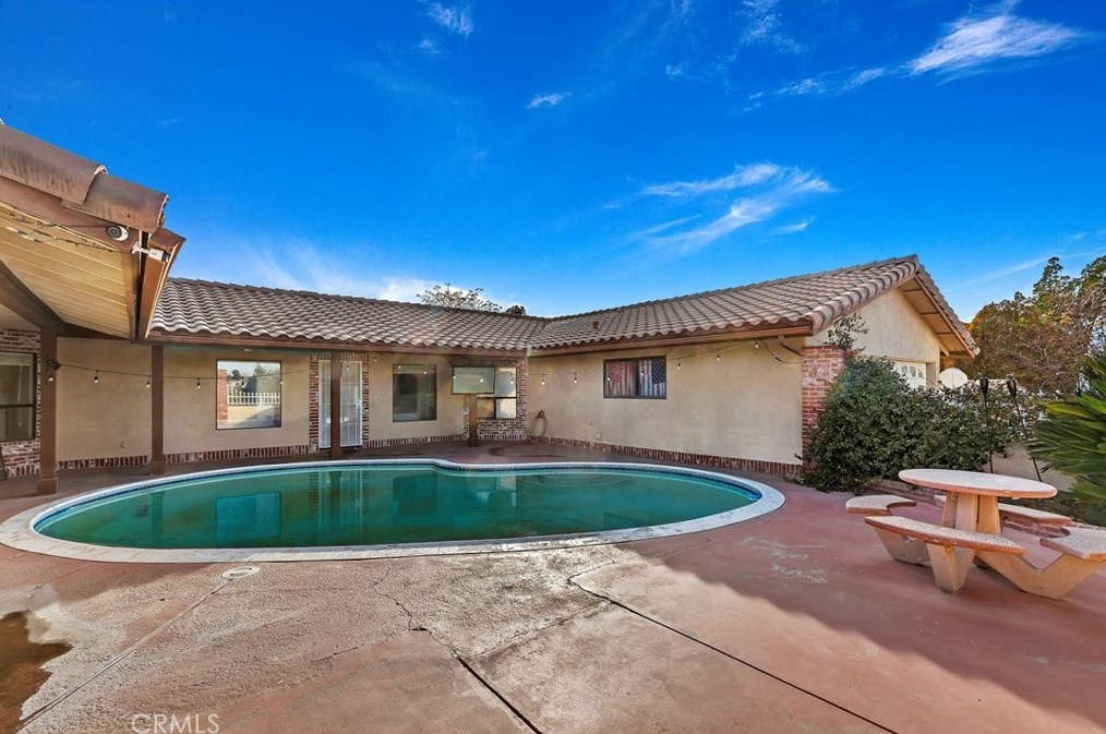 17991 Palm Dr, Hesperia CA  92345-6952 exterior