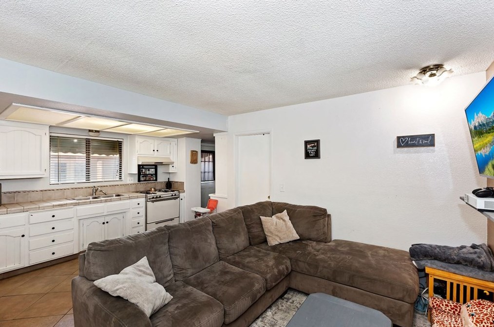 17991 Palm Dr, Hesperia CA  92345-6952 exterior