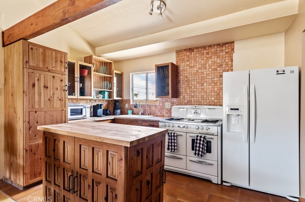 61854 Crest Circle Dr, Joshua Tree CA  92252-2654 exterior