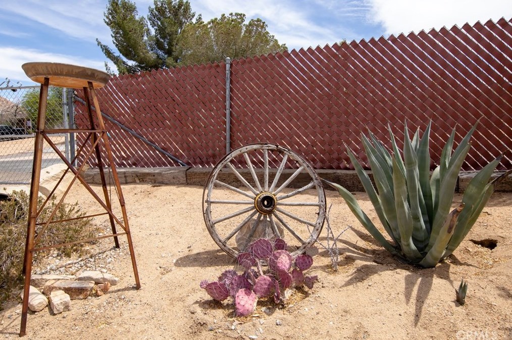 61854 Crest Circle Dr, Joshua Tree CA  92252-2654 exterior
