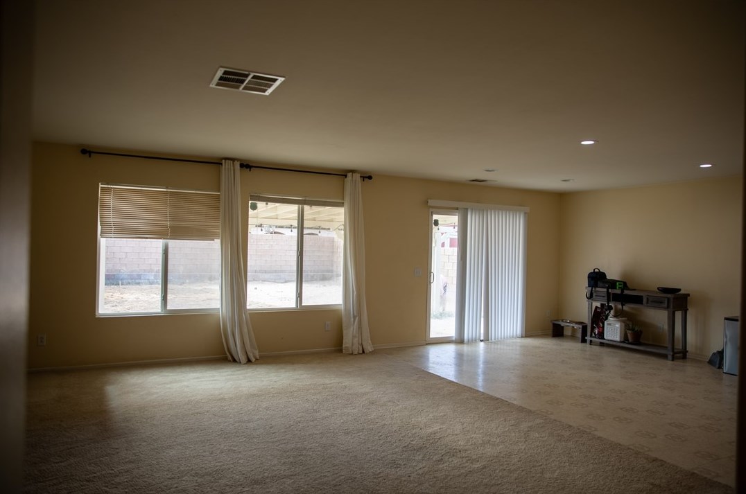 634 Woodgate St, Lancaster, CA 93534
