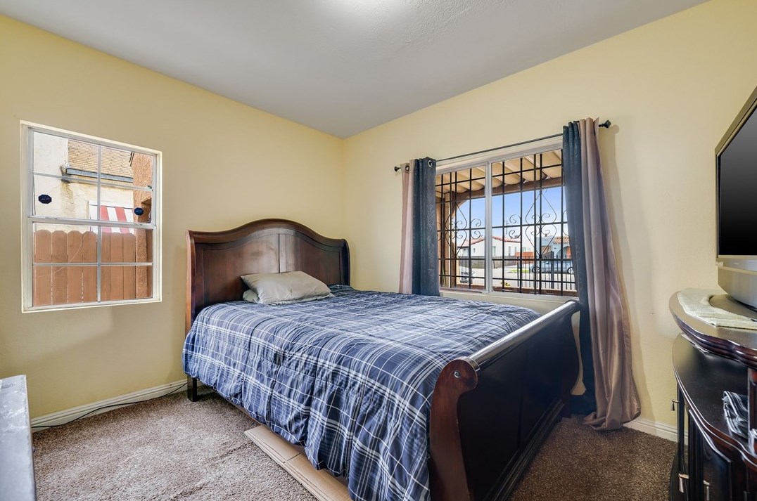 637 108th St, Los Angeles CA  90044-4342 exterior