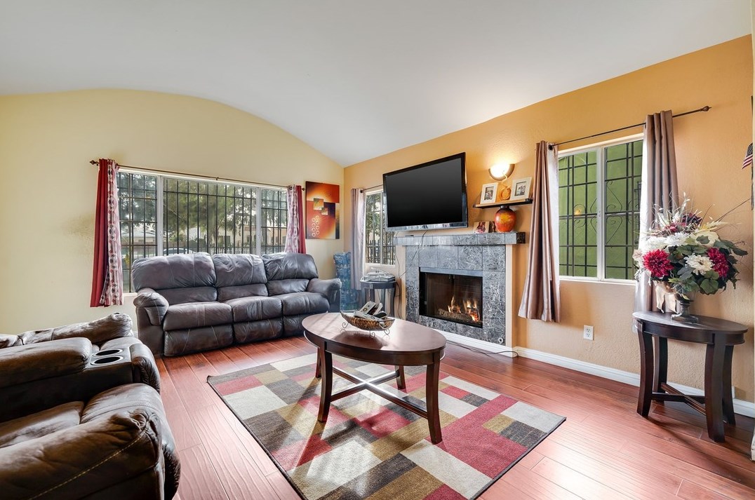 637 108th St, Los Angeles CA  90044-4342 exterior