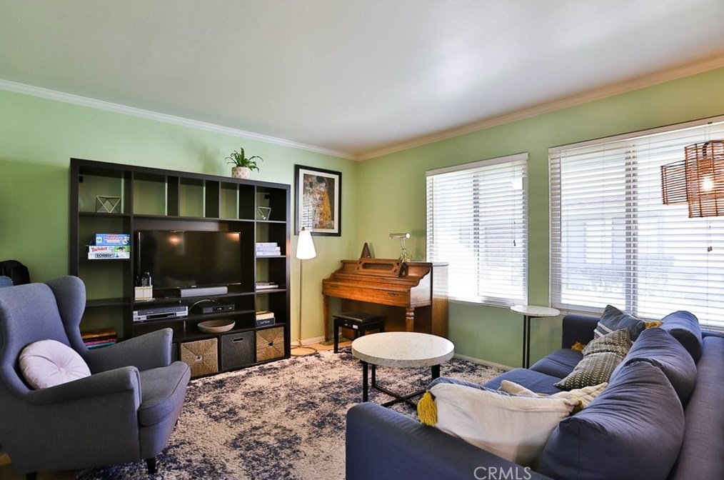 9842 Mammoth Dr, Montclair, CA 91763