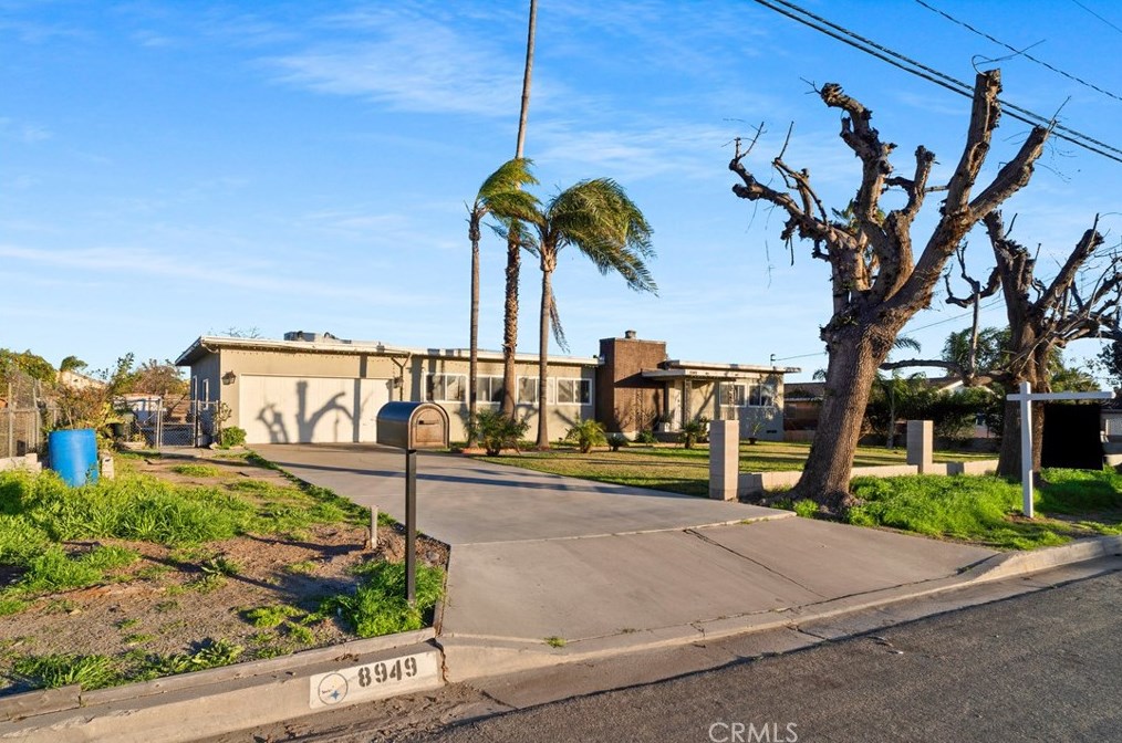 8949 Hemlock Ave, Fontana, CA 92335-4320