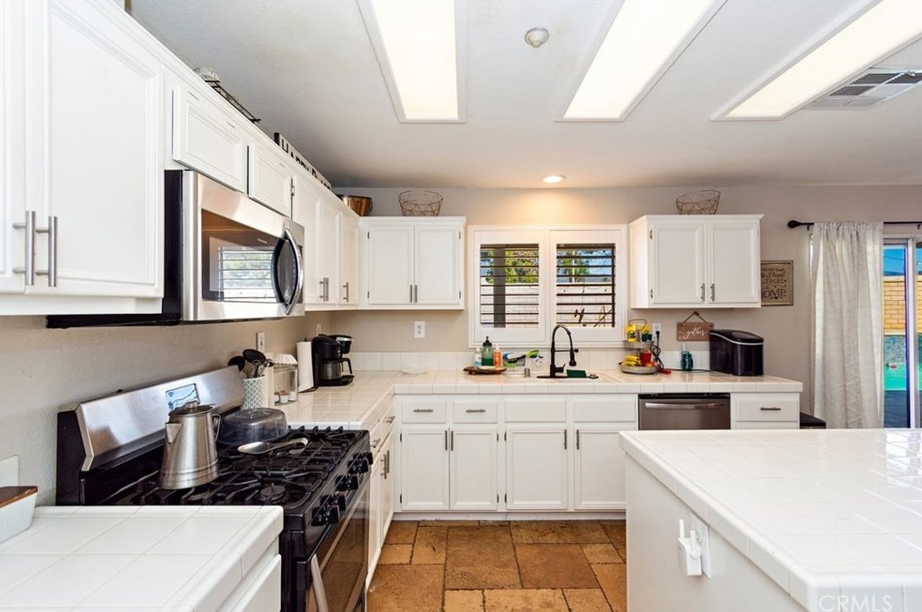 14342 Quail Ct, Fontana CA  92336-3629 exterior