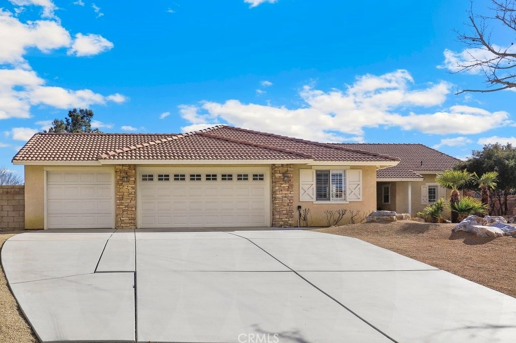19581 Powhatan Rd, Apple Valley, CA 92308-3734
